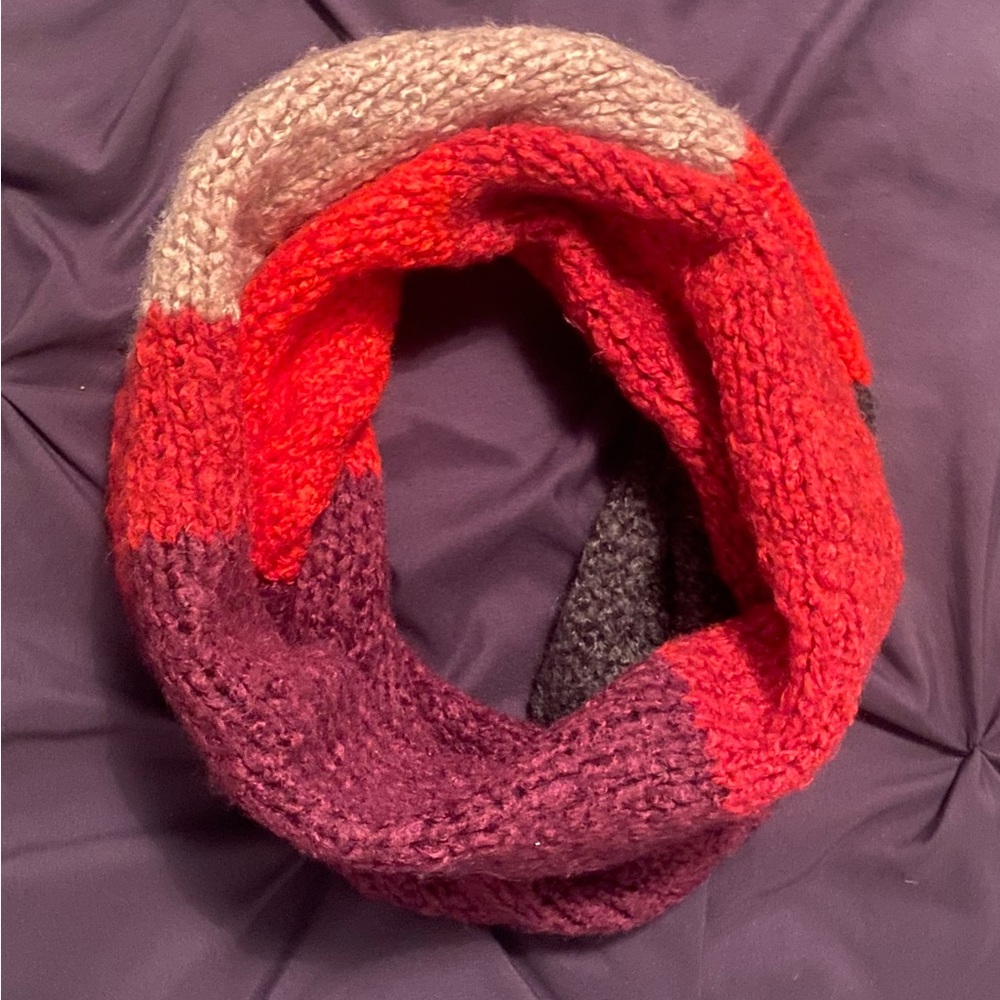 🧣 American Eagle Outfitters Vibrant Red Knit Scarf 🧣